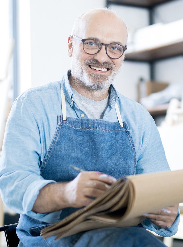 man-sketching-N8YUE6T.jpg